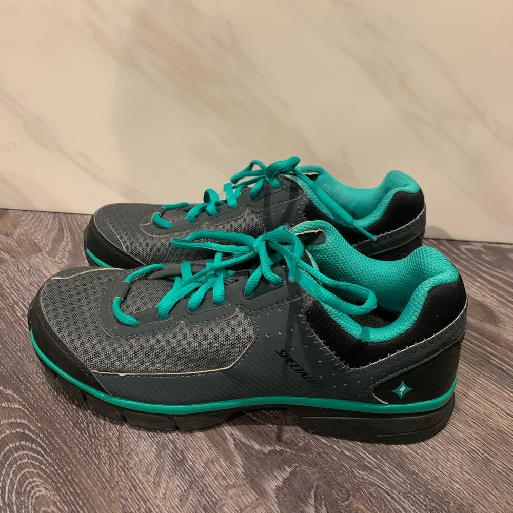 Specialized, Women’s size 8, bicycling shoes, option for cleats